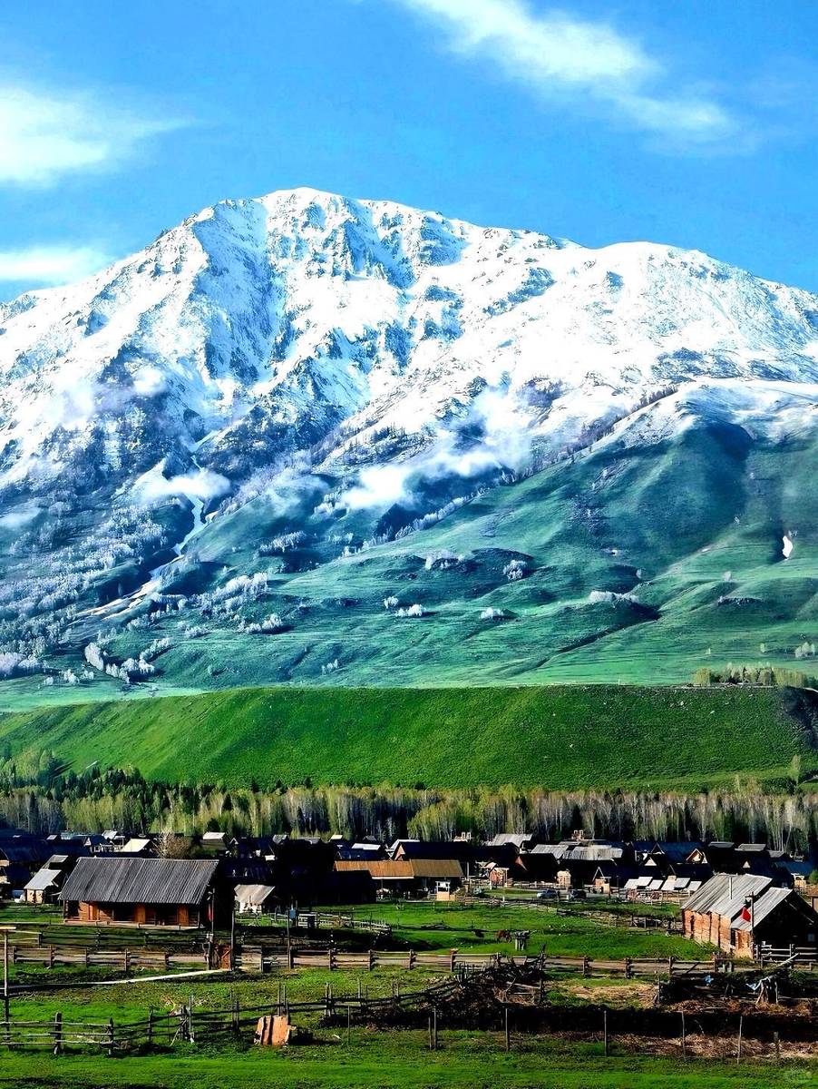 新疆风情舞台秀,传统服饰演绎微笑故事